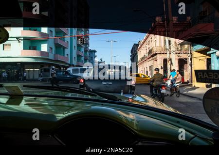 Le strade dell'Avana attraverso la finestra di un vecchio taxi; l'Avana, Cuba Foto Stock