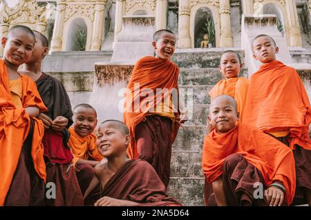 Giovani monaci buddisti che fingono e ridono insieme; Yawngshwe, Stato di Shan, Myanmar Foto Stock