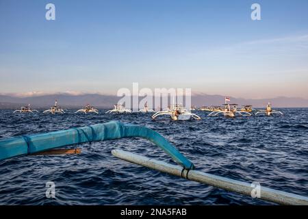 Jukung indonesiano, canoe tradizionali in legno; Lovina, Bali, Indonesia Foto Stock