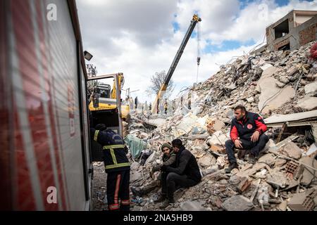 Adiyaman, Turchia. 10th Feb, 2023. Le squadre di soccorso continuano a lavorare alla ricerca di sopravvissuti in un sito di scavo. La Turchia e la Siria hanno vissuto i terremoti più gravi che hanno colpito la regione in quasi un secolo. Dopo un terremoto di magnitudo del 7,7 nel sud-est della Turchia, un secondo terremoto di magnitudo del 7,6 si è verificato nel nord della Siria. Si riferisce che più di 30.000 persone hanno perso la vita a causa dei terremoti e il numero delle vittime continua ad aumentare. Credit: SOPA Images Limited/Alamy Live News Foto Stock