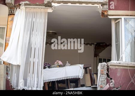 Adiyaman, Turchia. 10th Feb, 2023. Una stanza la cui parete è crollata a causa del terremoto è stata vista in Adiyaman. La Turchia e la Siria hanno vissuto i terremoti più gravi che hanno colpito la regione in quasi un secolo. Dopo un terremoto di magnitudo del 7,7 nel sud-est della Turchia, un secondo terremoto di magnitudo del 7,6 si è verificato nel nord della Siria. Si riferisce che più di 30.000 persone hanno perso la vita a causa dei terremoti e il numero delle vittime continua ad aumentare. Credit: SOPA Images Limited/Alamy Live News Foto Stock