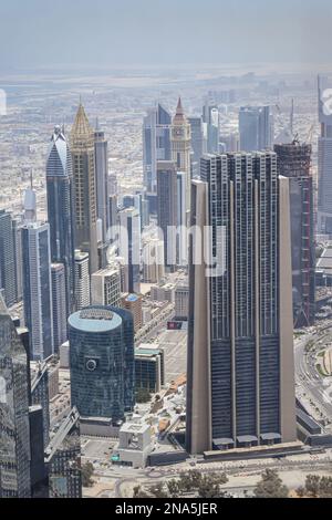 Vista della città di Dubai dalla cima del Burj Khalifa. Foto Stock