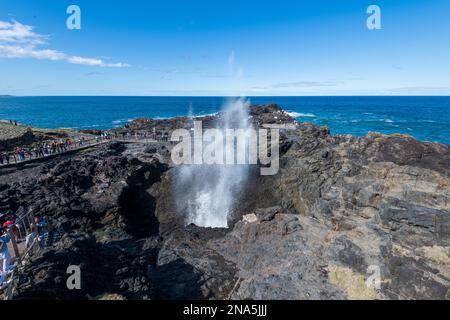 Kiama, nuovo Galles del Sud / Australia - 2 ottobre 2022: I turisti che guardano il Kiama Blowhole Foto Stock