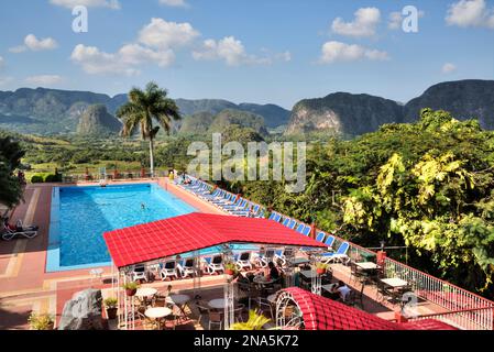 Piscina dell'hotel affacciata sulla Valle di Vinales; Cuba Foto Stock