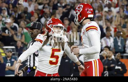 Glendale, Stati Uniti. 12th Feb, 2023. Kansas City Chiefs Place Kicker Harrison Butker (7) festeggia con il titolare Tommy Townsend (5) come il suo gioco vincente 27 yard Field Goal cancella i montanti per sconfiggere il Philadelphia Eagles 38-35 in Super Bowl LVII allo state Farm Stadium di Glendale, Arizona, Domenica 12 febbraio 2023. Foto di John Angelillo/UPI Credit: UPI/Alamy Live News Foto Stock