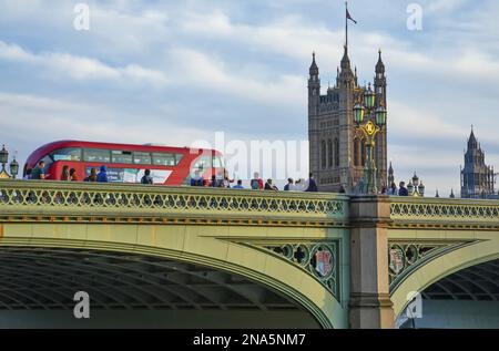 London Bridge con pedoni e un autobus, e Victoria Tower al Palazzo di Westminster sullo sfondo; Londra, Inghilterra Foto Stock