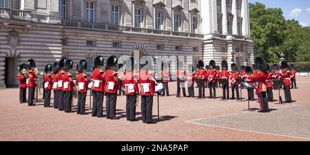 Cambio della guardia, Buckingham Palace, Londra, Inghilterra Foto Stock