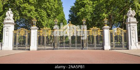 Cancelli decorativi e decorativi per Buckingham Palace; Londra, Inghilterra Foto Stock
