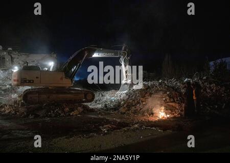 Adiyaman, Turchia. 10th Feb, 2023. A causa del pericolo di crollo del ponte, che è stato colpito dal terremoto sulla strada di uscita Adiyaman, è stato avvertito di non andare dalla corsia di sinistra di partenza e di arrivo. La Turchia e la Siria hanno vissuto i terremoti più gravi che hanno colpito la regione in quasi un secolo. Dopo un terremoto di magnitudo del 7,7 nel sud-est della Turchia, un secondo terremoto di magnitudo del 7,6 si è verificato nel nord della Siria. Si riferisce che più di 30.000 persone hanno perso la vita a causa dei terremoti e il numero delle vittime continua ad aumentare. (Credit Image: © Onur Dogman/SOPA im Foto Stock