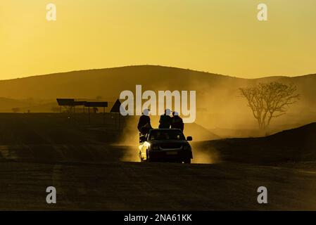 Guida al tramonto, Damaraland; regione di Kunene, Namibia Foto Stock