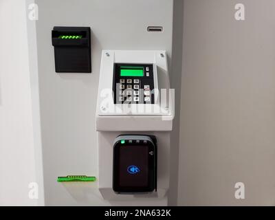 Sistema di lettura di schede ATM con tecnologia NFC. Foto Stock