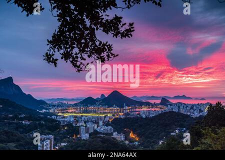 Alba su Rio de Janeiro visto da Rocinha Favela, Rio de Janeiro, Brasile Foto Stock