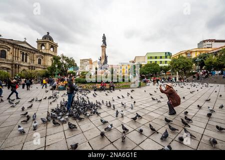 Gente che posa con i piccioni in Plaza Murillo; la Paz, Bolivia Foto Stock