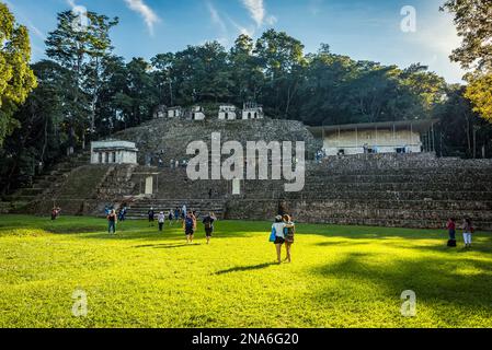 Turisti a Bonampak; provincia di Usumacinta, Chiapas, Messico Foto Stock