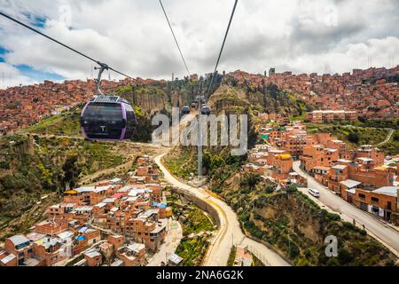 Funivie aeree mi Teleferico lungo la linea viola; la Paz, la Paz, Bolivia Foto Stock