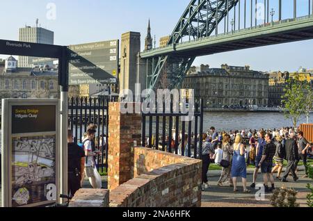 Persone che socializzano a Hillgate Quay con vista sul ponte Swing e sul fiume Tyne; Newcastle upon Tyne, Northumberland, UK © Renzo Frontoni / Axiom Foto Stock