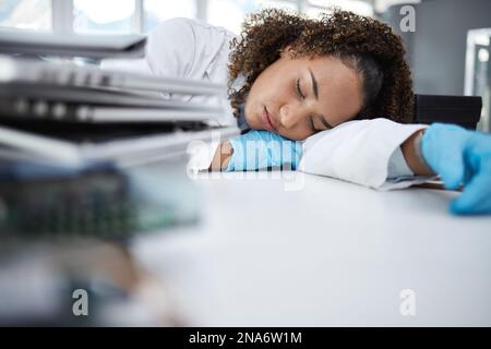 Scienza, esausta e scienziato prendere il pisolino in laboratorio dopo aver lavorato su esperimento di innovazione, test o ricerca. Donna stanca, burnout e professionale Foto Stock