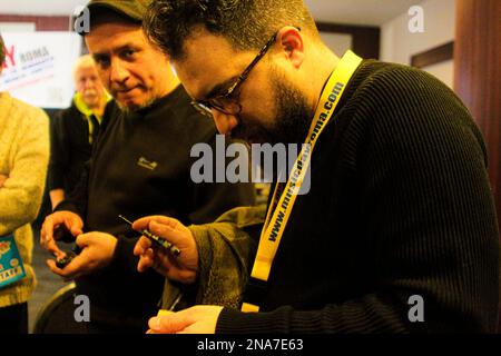 Roma, Italia, Italia. 12th Feb, 2023. Giorno di chiusura della 36th° edizione della Fiera del vinile ''MusicdayRoma'' presso l'Hotel Mercury di Roma. All'angolo d'incontro, presentazione e conferenza stampa dell'ultimo CD di Muro del canto intitolato ''Maestrale''. La band ha firmato il loro CD ai fan che hanno partecipato all'occasione. (Credit Image: © Daniela Franceschelli/Pacific Press via ZUMA Press Wire) SOLO PER USO EDITORIALE! Non per USO commerciale! Foto Stock