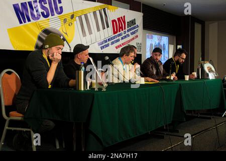 Roma, Italia, Italia. 12th Feb, 2023. Giorno di chiusura della 36th° edizione della Fiera del vinile ''MusicdayRoma'' presso l'Hotel Mercury di Roma. All'angolo d'incontro, presentazione e conferenza stampa dell'ultimo CD di Muro del canto intitolato ''Maestrale''. La band ha firmato il loro CD ai fan che hanno partecipato all'occasione. (Credit Image: © Daniela Franceschelli/Pacific Press via ZUMA Press Wire) SOLO PER USO EDITORIALE! Non per USO commerciale! Foto Stock