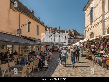 Vista di persone non identificate in una strada a Besancon, Francia Foto Stock