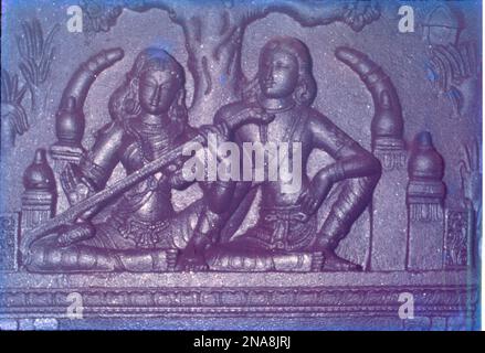 Poompuhar - la storia di Kannagi in pietra. Kannagi era la figlia di un ricco mercante di Nagarathar, Manayakan. era una fanciulla dusky della natura casalinga e demure nella natura. era filiale e dio temeva signora con nobili qualità. Kovalan era un bel figlio di un altro mercante di Nagarathar. Aveva 16 anni al momento del suo matrimonio con Kannagi . Kovalan e Kannagi cominciarono a vivere in una bella casa dotata di suocero. La divinità che presiede qui è Kannagi, una leggendaria donna Tamil che forma il carattere centrale dell'epica Tamil Silapathikaram. Il tempio fu costruito da Cheran Chenguttovan, Foto Stock