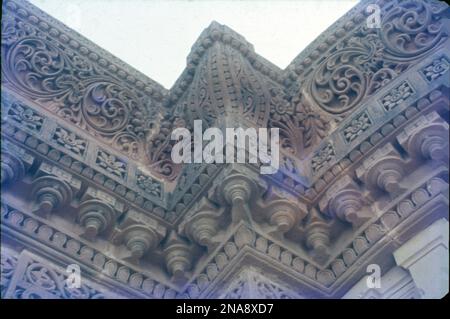 I Chhatris in Bhuj sono stati costruiti nel 18th ° secolo dal governatore Jadeja Rao Lakhpatji. La struttura di questi monumenti è un mix unico di stili architettonici Rajputana e Mughal. Queste strutture a cupola a forma di ombrello sono esempi di belle sculture in arenaria rossa. Uno di questi gruppi di cenotafi squisitamente scolpiti sono i Chhatardis di Bhuj, Foto Stock