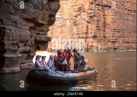 I viaggiatori della spedizione a bordo di gommoni esplorano il fiume King George nella regione di Kimberley nell'Australia Occidentale; Australia Occidentale, Australia Foto Stock