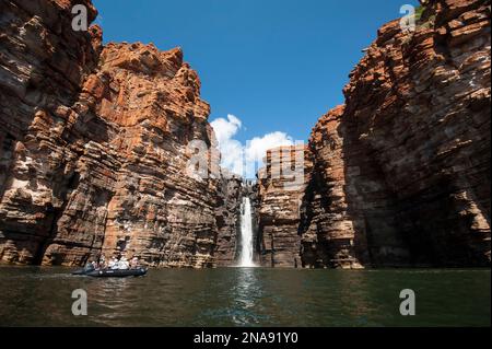 I viaggiatori della spedizione a bordo di gommoni esplorano il fiume King George e la cascata nella regione Kimberley dell'Australia Occidentale Foto Stock