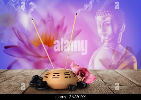 Composizione con incenso fumante su tavola di legno e figura di Buddha sullo sfondo Foto Stock