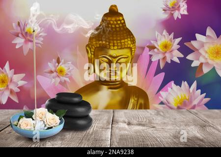 Composizione con bastone incenso fumante su tavolo di legno e figura di Buddha sullo sfondo. Spazio per il testo Foto Stock