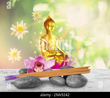 Composizione con bastoni d'incenso sul tavolo e figura di Buddha sullo sfondo Foto Stock