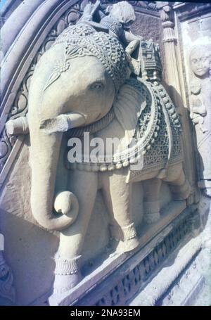 I Chhatris in Bhuj sono stati costruiti nel 18th ° secolo dal governatore Jadeja Rao Lakhpatji. La struttura di questi monumenti è un mix unico di stili architettonici Rajputana e Mughal. Queste strutture a cupola a forma di ombrello sono esempi di belle sculture in arenaria rossa. Uno di questi gruppi di cenotafi squisitamente scolpiti sono i Chhatardis di Bhuj, Foto Stock