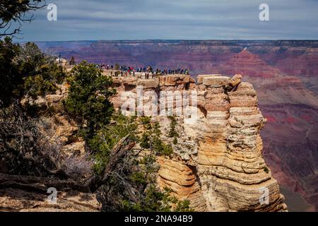 I turisti si riuniscono a Mather Point guardando il Grand Canyon, Arizona, Stati Uniti d'America Foto Stock