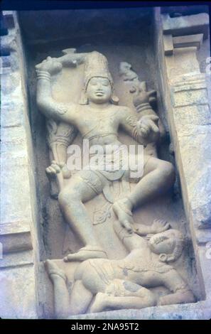 Tempio di Brihadisvara, Thanjavur ha un massiccio colonnato prakara (corridoio) e uno dei più grandi linga Shiva in India. E 'anche famoso per la qualità della sua scultura, così come la posizione che ha commissionato il ottone Nataraja, Shiva come il signore della danza, nel 11th ° secolo. Mentre il maestoso tempio di Brihadeeswara a Thanjavur è stato costruito 1000 anni fa. Foto Stock