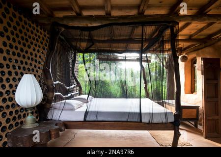 Una camera d'albergo a Banyan Camp, un hotel boutique rustico sulla riva del lago Hambegamuwa in Sri Lanka; Hambegamuwa, Moneragala, Sri Lanka Foto Stock