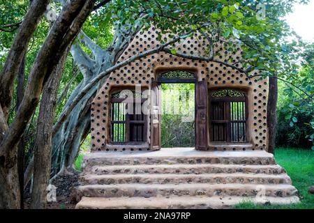 Una piattaforma panoramica unica all'aperto al Banyan Camp, un hotel boutique rustico sulla riva del lago Hambegamuwa in Sri Lanka Foto Stock