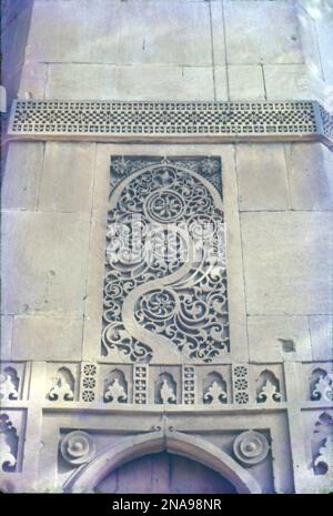 La moschea di Sidi Saiyyyed, conosciuta localmente come Sidi Saiyyid ni Jali, costruita nel 1572-73 d.C., è una delle moschee più famose di Ahmedabad, una città nello stato del Gujarat, in India. La moschea fu costruita da Sidi Sayyad, un nobile di Habshi, nel 1572-73. per le sue squisite finestre di jali, ragnatela fine, raffigurante i rami intricati intrecanti dell'albero della vita che è visto meglio dalla strada che corre lungo il retro della moschea. Foto Stock