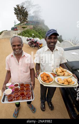 Tè e spuntini serviti al Lipton's Seat sulla collina di Poonagala, vicino alla tenuta del tè di Dambatenne, Hill Country, Sri Lanka Foto Stock