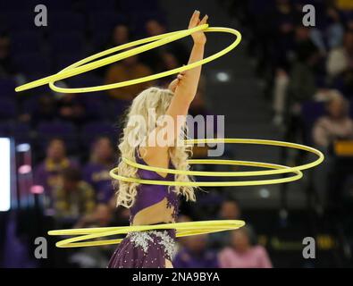 Baton Rouge, Stati Uniti. 11th Feb, 2023. Il Cirque Entertainment Artist Grace Good si esibisce durante la metà di una partita di pallacanestro del college al Pete Maravich Assembly Center di Baton Rouge, Louisiana, sabato 11 febbraio 2022. (Foto di Peter G. Forest/Sipa USA) Credit: Sipa USA/Alamy Live News Foto Stock