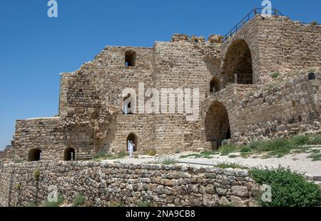 Le rovine del fronte Nord presso il 12th ° secolo Kerak Castello che si trova su una cresta sopra la moderna città di al-Karak in Giordania. Foto Stock