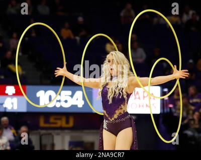 Baton Rouge, Stati Uniti. 11th Feb, 2023. Il Cirque Entertainment Artist Grace Good si esibisce durante la metà di una partita di pallacanestro del college al Pete Maravich Assembly Center di Baton Rouge, Louisiana, sabato 11 febbraio 2022. (Foto di Peter G. Forest/Sipa USA) Credit: Sipa USA/Alamy Live News Foto Stock