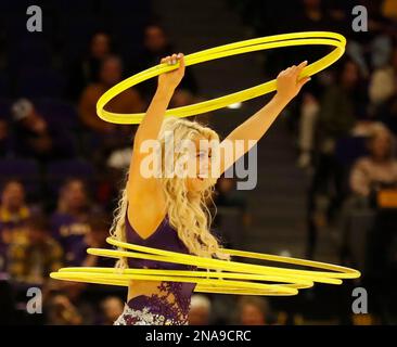 Baton Rouge, Stati Uniti. 11th Feb, 2023. Il Cirque Entertainment Artist Grace Good si esibisce durante la metà di una partita di pallacanestro del college al Pete Maravich Assembly Center di Baton Rouge, Louisiana, sabato 11 febbraio 2022. (Foto di Peter G. Forest/Sipa USA) Credit: Sipa USA/Alamy Live News Foto Stock