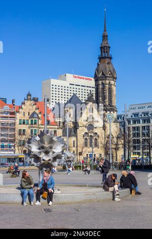 Persone sedute alla fontana di Pusteblumen a Lipsia, Germania Foto Stock