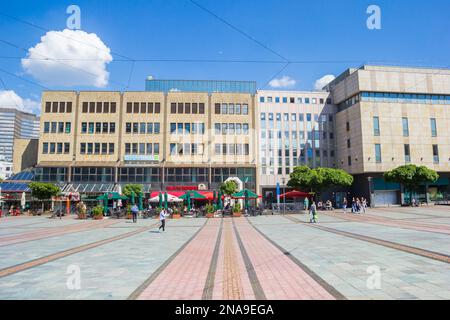 Ristoranti e negozi nella piazza Kennedy di Essen, Germania Foto Stock