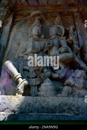 Le strutture del tempio di Halebidu sono piene di belle sculture che raffigurano vari danzatori uccelli e animali. Il luogo è ammirato per la sua intricata architettura Hoysala, piccole e intricate sculture, i templi decorati dettagliati, le sculture incredibili con metallo come lucidare e molto altro ancora. Ha circa mille figure sulle pareti che raffigurano scene di Mahabharata e Ramayana. Il tempio è stato descritto come un esempio eccezionale di architettura indù. Foto Stock