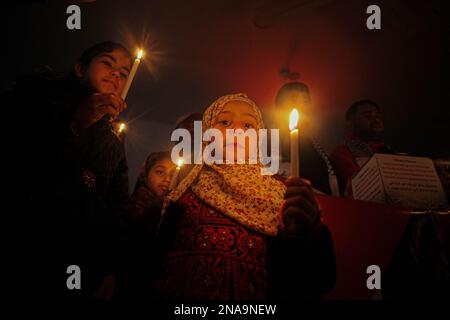 I palestinesi si riuniscono e illuminano le candele per esprimere solidarietà alle vittime dei terremoti a Turkiye e in Siria il 11 febbraio 2023, a Gaza. Foto di Habboub Ramez/ABACAPRESS.COM Foto Stock