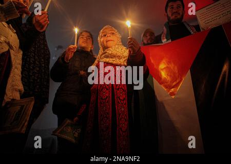 I palestinesi si riuniscono e illuminano le candele per esprimere solidarietà alle vittime dei terremoti a Turkiye e in Siria il 11 febbraio 2023, a Gaza. Foto di Habboub Ramez/ABACAPRESS.COM Foto Stock