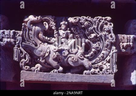 Le strutture del tempio di Halebidu sono piene di belle sculture che raffigurano vari danzatori uccelli e animali. Il luogo è ammirato per la sua intricata architettura Hoysala, piccole e intricate sculture, i templi decorati dettagliati, le sculture incredibili con metallo come lucidare e molto altro ancora. Ha circa mille figure sulle pareti che raffigurano scene di Mahabharata e Ramayana. Il tempio è stato descritto come un esempio eccezionale di architettura indù. Foto Stock