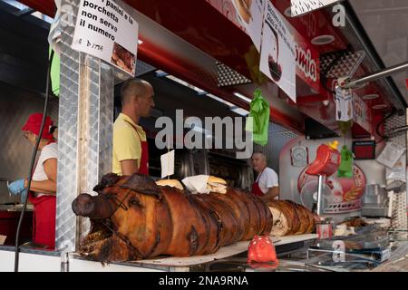 Chiosco di arrosto di maiale nel mercato di strada di San Gimignano, Italia; San Gimignano, Toscana, Italia Foto Stock