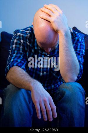 IMMAGINE POSTA DA Un MODELLO file foto datata 09/03/15 di un uomo che mostra segni di depressione. Il numero di chiamate per la salute mentale all'NHS 24 è salito del 580% in quattro anni, mentre la Scozia si è macolata con una "epidemia di salute mentale”, secondo le nuove cifre. I laburisti scozzesi hanno invitato il governo scozzese ad agire ora per proteggere i servizi di salute mentale, poiché la parte ha rilasciato i dati ottenuti attraverso una richiesta di informazioni in libertà. Data di emissione: Lunedì 13 febbraio 2023. Foto Stock